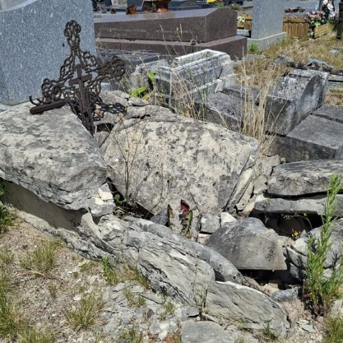 Tombe abandonnée, non entretenue, la pierre tombale s'est écroulée sur le monument.