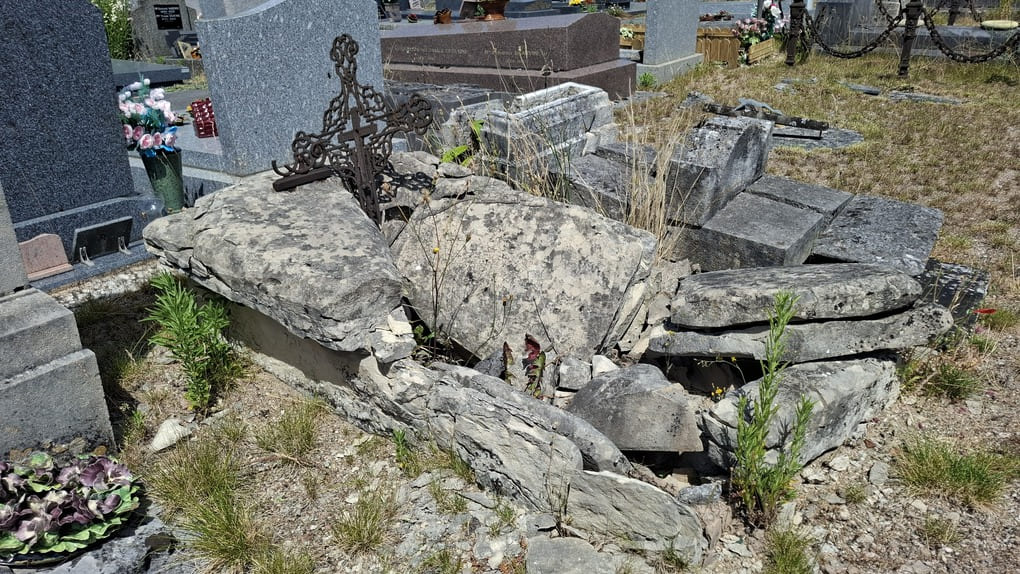 Tombe abandonnée, non entretenue, la pierre tombale s'est écroulée sur le monument.