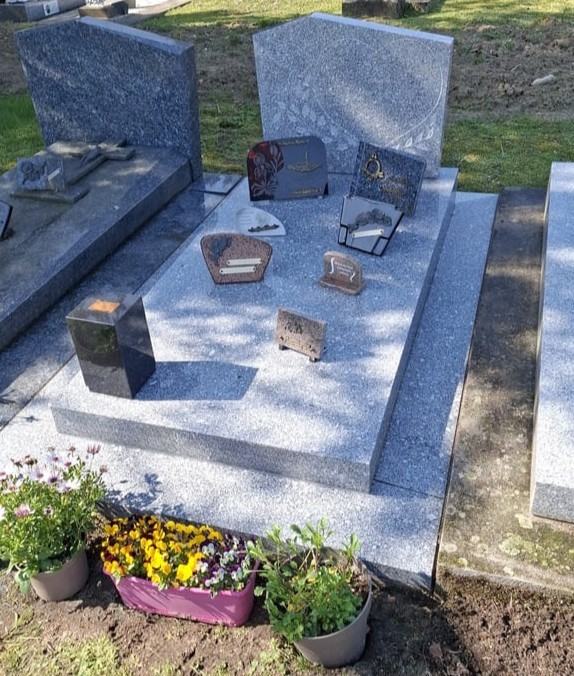 tombe dans un cimetière du Loiret, sur laquelle a été fixée une urne funéraire