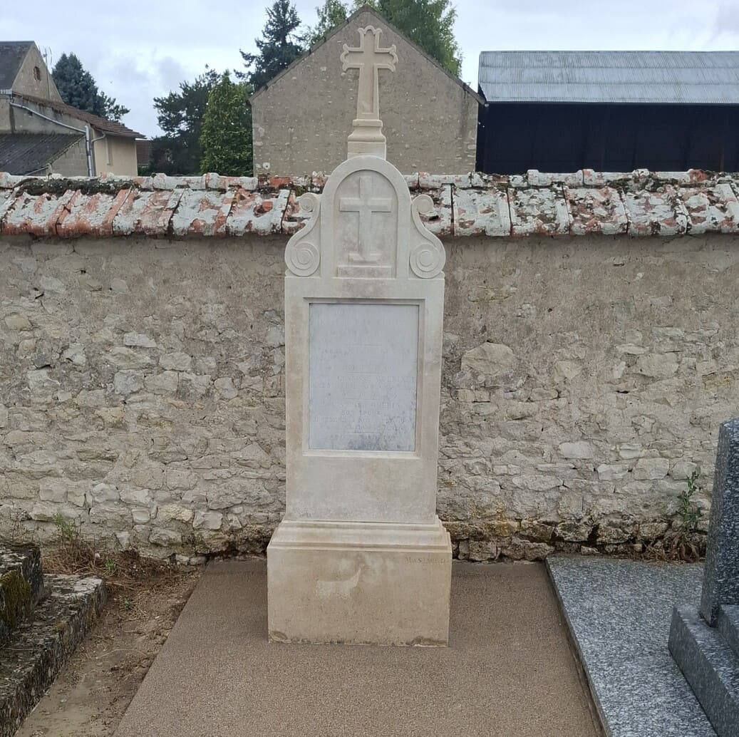 photographie d'une tombe ancienne dans un cimetière près d'Orléans, après le nettoyage. La tombe est propre, blanche, aucune trace de salissure