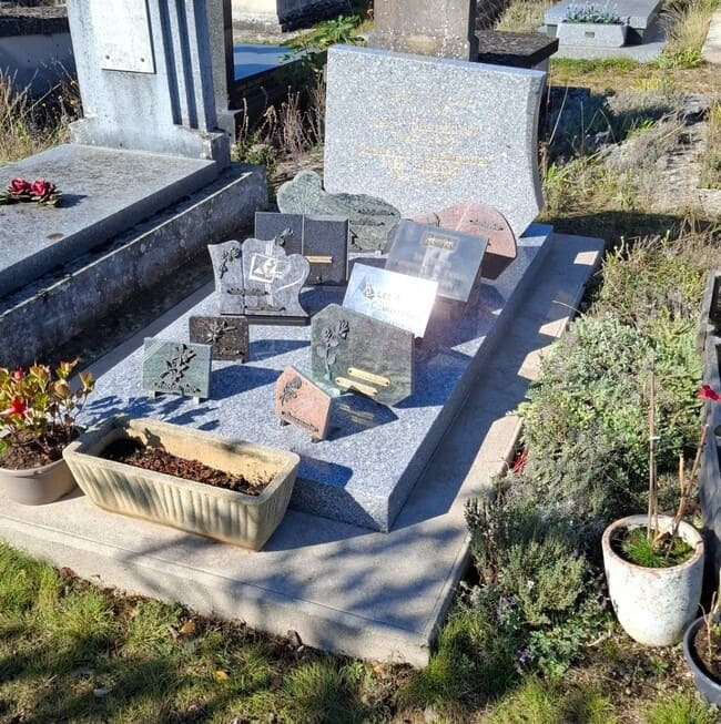 Photographie d'une tombe au cimetière de Pithiviers (45). La tombe a été nettoyée par Bonne Pioche Généalogie. La stèle, la tombale, la semelle et les ornements sont propres.